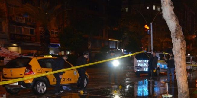 Adana’da Bar Önünde Silahlı Saldırı- Ölü ve Yaralı Var