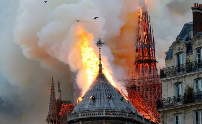 Notre Dame’daki Korkunç Yangın 8,5 Saat Sonra Söndürüldü!