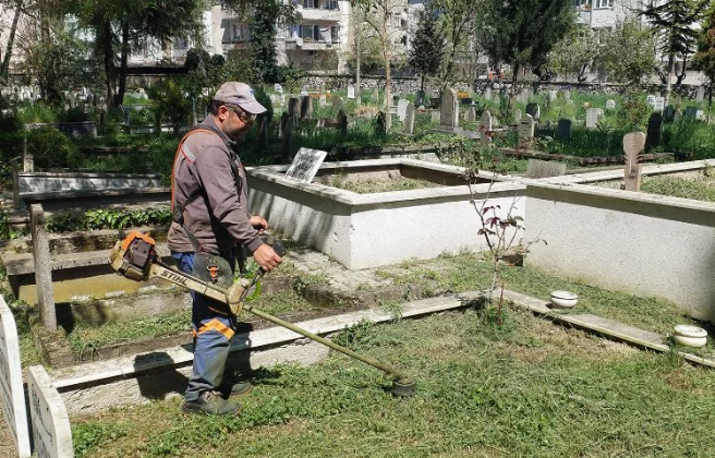 Sakarya’da mezarlıklar bayrama hazırlanıyor