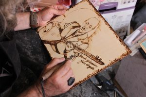 Dekoratif ahşap yakma sanatı, Sanatçılar Sokağı’nda icra ediliyor