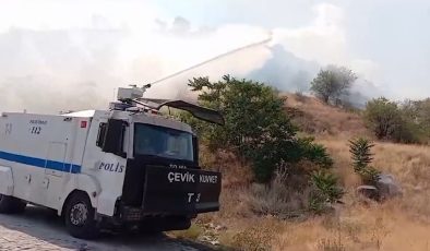 Polis ekiplerinden çıkan ot yangınına TOMA ile müdahale