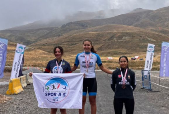 Kayserili bisikletçiler Melike ve Ayça MTB CUP yarışlarında derece elde etti