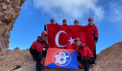 JAK Timleri Erciyes Dağı’na zirve tırmanışı gerçekleştirdi