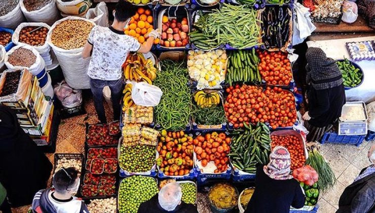 Millet pazarda alışveriş için değil, meyvelerle selfie çekmeye gidiyor