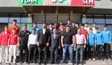 Taha Akgül ve Rıza Kayaalp’den Kayseri’deki güreşçilere ziyaret