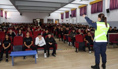 Jandarma ekipleri öğrencilere eğitimi verdi