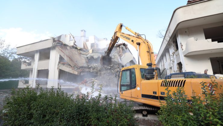 Bakırköy’de riskli binalar yıkıldı